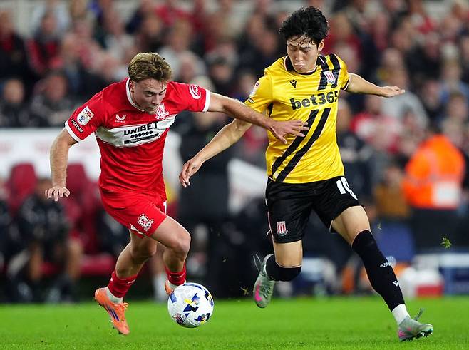 [미들스브러=AP/뉴시스] 스토크시티의 배준호(오른쪽)가 지난달 30일(현지 시간) 영국 미들스브러 리버사이드 스타디움에서 열린 2025-26 잉글랜드 프로축구 챔피언십(2부 리그) 미들스브러와 경기 중 공을 다투고 있다. 양 팀은 득점 없이 0-0 무승부를 기록했다. 2025.10.01.