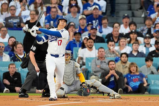 [로스앤젤레스=AP/뉴시스] 로스앤젤레스(LA) 다저스의 오타니 쇼헤이가 17일(현지 시간) 미 캘리포니아주 LA의 다저 스타디움에서 열린 2025 메이저리그 내셔널리그 챔피언십 시리즈(NLCS·7전4선승제) 4차전 밀워키 브루어스와 경기 1회 말 선두 타자로 나와 1점 홈런을 치고 있다. 오타니는 이날 선발 투수로도 등판했다. 2025.10.17.