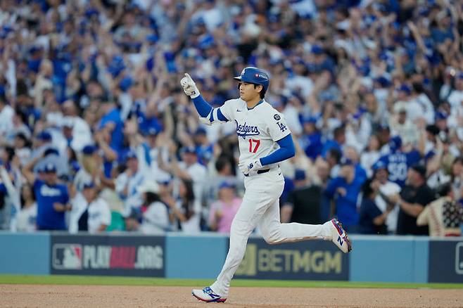 [로스앤젤레스=AP/뉴시스] 로스앤젤레스(LA) 다저스의 오타니 쇼헤이가 17일(현지 시간) 미 캘리포니아주 LA의 다저 스타디움에서 열린 2025 메이저리그 내셔널리그 챔피언십 시리즈(NLCS·7전4선승제) 4차전 밀워키 브루어스와 경기 1회 말 선두 타자 홈런(1점)을 친 후 베이스를 돌고 있다. 오타니는 이날 선발 투수로도 등판했다. 2025.10.17.