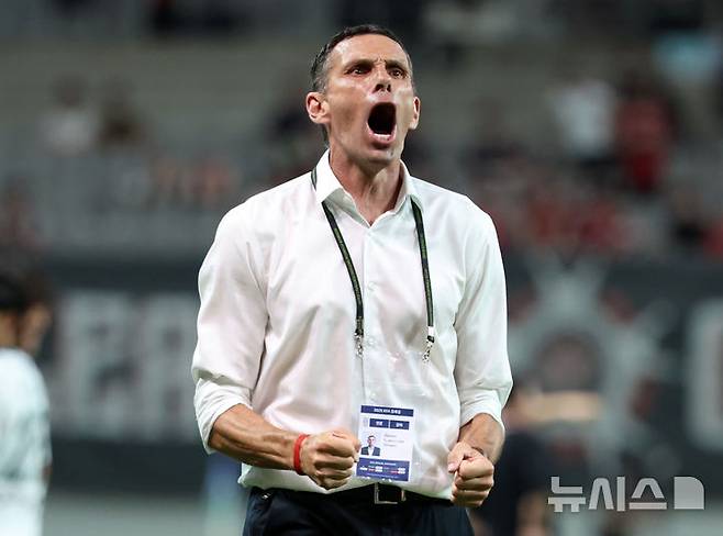 [서울=뉴시스] 이영환 기자 = 지난 7월2일 오후 서울 마포구 서울월드컵경기장에서 열린 2025 하나은행 코리아컵 8강 전북 현대 모터스와 FC 서울의 경기에서 1-0으로 승리한 전북 현대 거스 포옛 감독이 주먹을 포효하고 있다. 2025.07.02. 20hwan@newsis.com