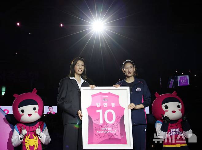 [인천=뉴시스] 이영환 기자 = 김연경이 18일 오후 인천 부평구 삼산월드체육관에서 열린 진에어 2025-2026 V리그 여자부 흥국생명과 정관장의 경기 종료 후 진행된 은퇴식에서 흥국생명 주장 김수지와 유니폼을 들고 기념촬영을 하고 있다. 2025.10.18. 20hwan@newsis.com