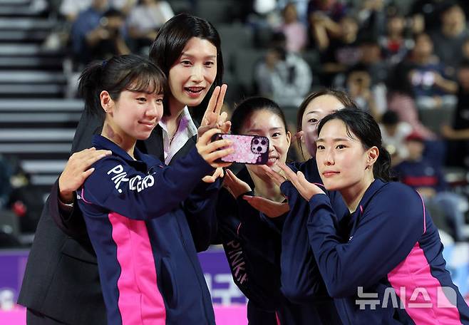 [인천=뉴시스] 이영환 기자 = 김연경이 18일 오후 인천 부평구 삼산월드체육관에서 열린 진에어 2025-2026 V리그 여자부 흥국생명과 정관장의 경기 종료 후 진행된 은퇴식에서 흥국생명 선수들과 기념촬영을 하고 있다. 2025.10.18. 20hwan@newsis.com