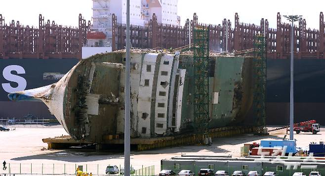 세월호 참사 3주기인 2017년 4월 16일 오후 전남 목포신항에 거친된 세월호. 황진환 기자