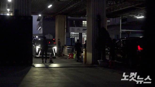 17일 오후 시한우크빌의 차이나타운의 한 건물 출입구에서 삼엄하게 경비가 이뤄지고 있다. 남성경 크리에이터