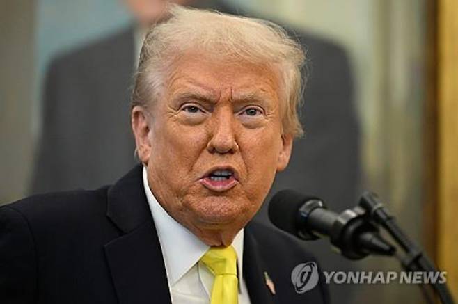 (워싱턴DC AP=연합뉴스) 2025년 10월 15일 미국 워싱턴DC 소재 백악관의 대통령 집무실에서 열린 한 행사에서 도널드 트럼프 미국 대통령이 발언하고 있다. (AP Photo/John McDonnell) 2025.10.16. 연합뉴스