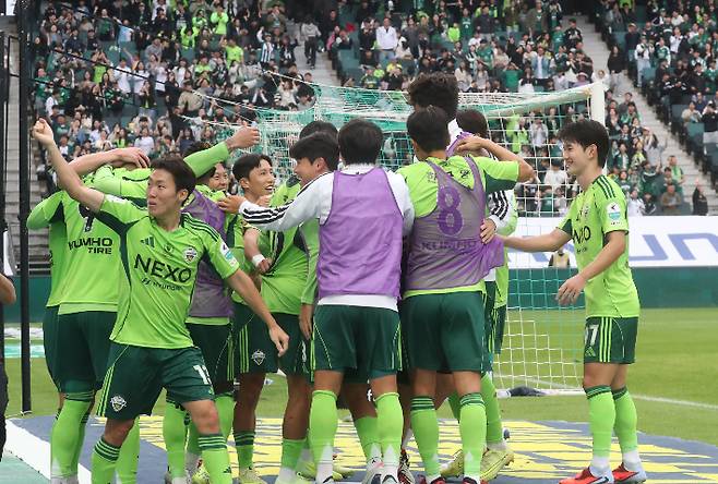 전북, 4년 만이자 통산 10번째 '우승별'. 연합뉴스