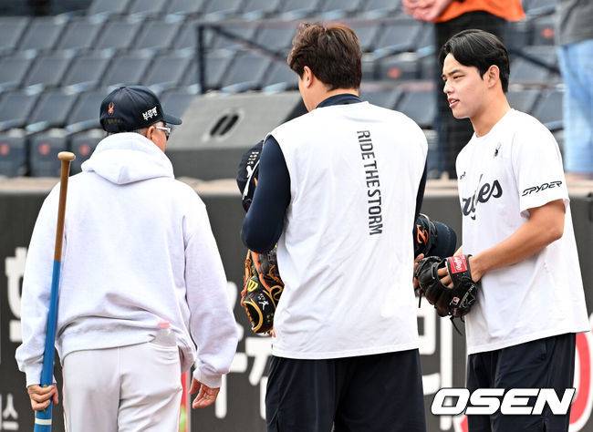 [OSEN=대전, 이대선 기자] 17일 오후 대전 한화생명볼파크에서 2025 신한 SOL Bank KBO리그 포스트시즌 플레이오프 1차전 한화 이글스와 삼성 라이온즈의 경기가 열렸다.한화는 폰세, 삼성은 가라비토를 선발 투수로 내세웠다.경기에 앞서 한화 김경문 감독이 문동주와 이야기를 나누고 있다. 2025.10.17 /sunday@osen.co.k