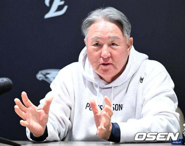 [OSEN=대전, 이대선 기자] 17일 오후 대전 한화생명볼파크에서 2025 신한 SOL Bank KBO리그 포스트시즌 플레이오프 1차전 한화 이글스와 삼성 라이온즈의 경기가 열렸다.한화는 폰세, 삼성은 가라비토를 선발 투수로 내세웠다.경기에 앞서 한화 김경문 감독이 인터뷰를 하고 있다. 2025.10.17 /sunday@osen.co.k