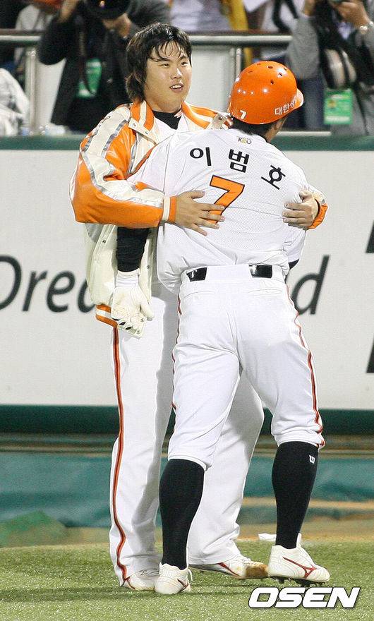 [OSEN=대전, 손용호 기자] 한화 류현진이 2007년 준플레이오프 3차전에서 8회 솔로 홈런을 친 이범호와 포옹하며 기뻐하고 있다. 2007.10.12 /spjj@osen.co.kr