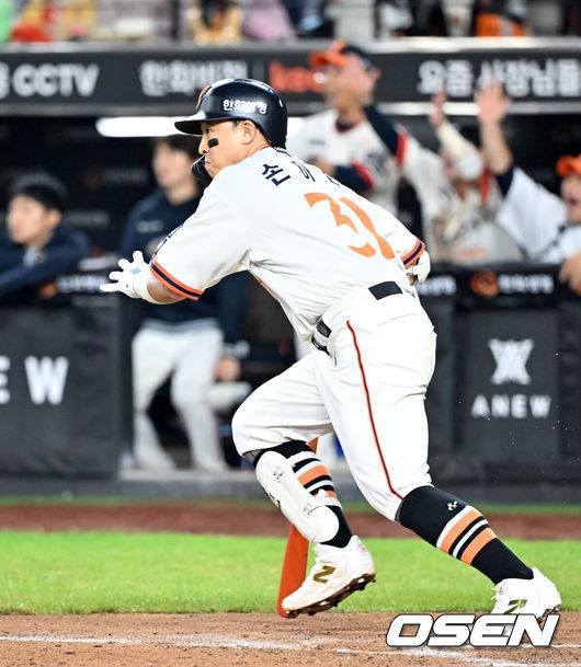 [OSEN=대전, 민경훈 기자] 29일 오후 대전 한화생명볼파크에서 2025 신한 SOL Bank KBO리그&nbsp;한화 이글스와&nbsp;LG 트윈스의 경기가 열렸다.한화는&nbsp;정우주, LG는&nbsp;임찬규를 선발 투수로 내세웠다.6회말 2사 주자 만루 한화 손아섭이 중견수 앞 2타점 적시타를 때리고 있다.  2025.09.29 /rumi@osen.co.kr