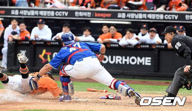 [OSEN=대전, 손용호 기자] 18일 오후 대전 한화생명볼파크에서 2025 신한 SOL Bank KBO리그 포스트시즌 플레이오프 1차전 한화 이글스와 삼성 라이온즈의 경기가 열렸다.한화는 폰세, 삼성은 가라비토를 선발 투수로 내세웠다.2회말 2사 2,3루 손아섭의 투수앞 땅볼때 김태연이 득점을 올리고 있다. 2025.10.18 /spjj@osen.co.kr