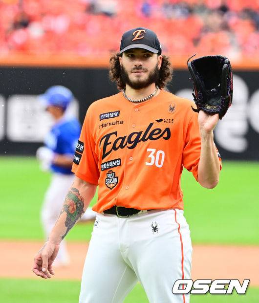 [OSEN=대전, 지형준 기자] 18일 오후 대전 한화생명볼파크에서 2025 신한 SOL Bank KBO리그 포스트시즌 플레이오프 1차전 한화 이글스와 삼성 라이온즈의 경기가 열렸다.한화는 폰세, 삼성은 가라비토를 선발 투수로 내세웠다.4회초 무사에서 한화 폰세가 삼성 김태훈에 역전 솔로포를 허용하고 있다. 2025.10.18 /jpnews@osen.co.kr