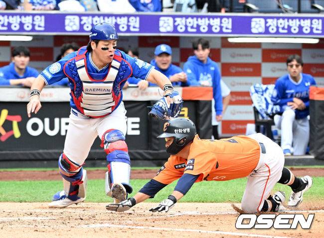 [OSEN=대전, 이대선 기자] 18일 오후 대전 한화생명볼파크에서 2025 신한 SOL Bank KBO리그 포스트시즌 플레이오프 1차전 한화 이글스와 삼성 라이온즈의 경기가 열렸다.한화는 폰세, 삼성은 가라비토를 선발 투수로 내세웠다.2회말 2사 2,3루에서 한화 손아섭의 적시타 때 홈으로 쇄도한 3루주자 김태연이 세이프되고 있다. 2025.10.18 /sunday@osen.co.kr