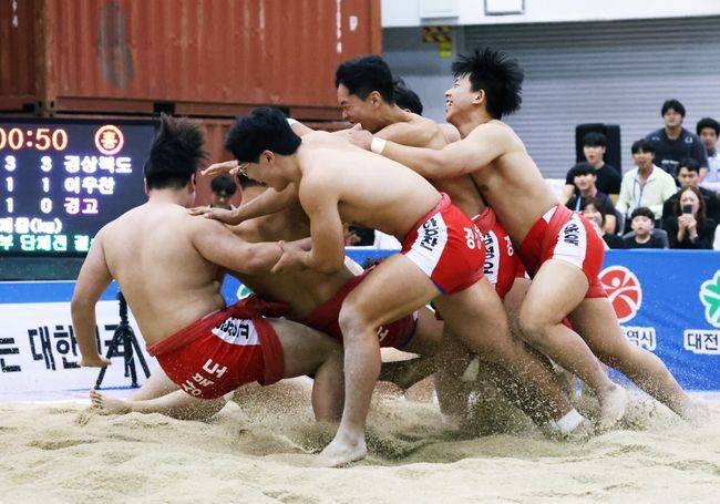 경북 선발(현일고·문창고·의성공고)이 제106회 전국체육대회 18세이하부 단체전에서 정상에 올랐다. / 대한씨름협회