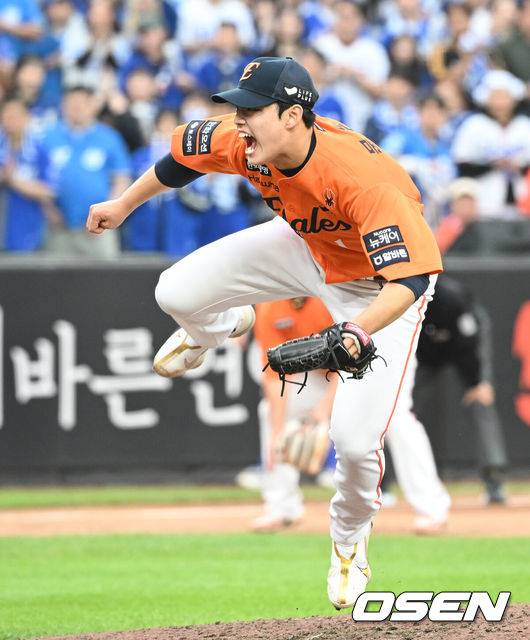 [OSEN=대전, 이대선 기자] 18일 오후 대전 한화생명볼파크에서 2025 신한 SOL Bank KBO리그 포스트시즌 플레이오프 1차전 한화 이글스와 삼성 라이온즈의 경기가 열렸다.한화는 폰세, 삼성은 가라비토를 선발 투수로 내세웠다.7회초 한화 문동주가 역투하고 있다. 2025.10.18 /sunday@osen.co.kr