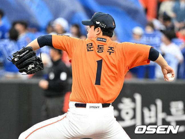 [OSEN=대전, 이대선 기자] 18일 오후 대전 한화생명볼파크에서 2025 신한 SOL Bank KBO리그 포스트시즌 플레이오프 1차전 한화 이글스와 삼성 라이온즈의 경기가 열렸다.한화는 폰세, 삼성은 가라비토를 선발 투수로 내세웠다.7회초 한화 문동주가 역투하고 있다. 2025.10.18 /sunday@osen.co.kr