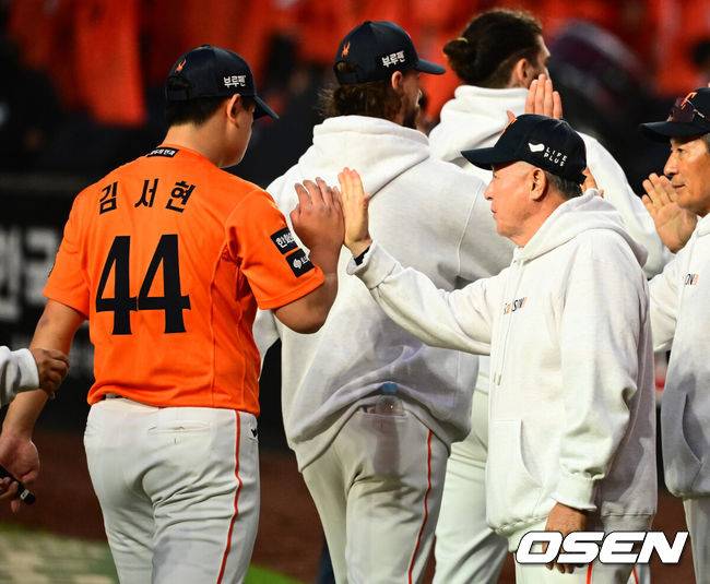 [OSEN=대전, 지형준 기자] 프로야구 한화 이글스가 첫 판을 승리하고, 한국시리즈 진출 확률 76.5%를 잡았다.&nbsp;한화는&nbsp;18일 대전 한화생명볼파크에서 열린 2025 KBO리그 플레이오프(5전 3선승제) 1차전 삼성 라이온즈와 경기에서 9-8&nbsp;재역전 승리를 거뒀다.&nbsp;예상과 달리 난타전이었고, 한화는 15안타를 몰아쳤다.&nbsp;선발 폰세는 6이닝 7피안타(1피홈런) 1볼넷 8탈삼진 6실점(5자책)으로 부진했으나 승리 투수가 됐다. 문동주가 7회 구원투수로 등판해 2이닝 1피안타 4탈삼진 무실점으로 잘 던졌다. 마무리 김서현은 9회 등판해 홈런 등 2점을 허용하고 교체됐다. 김범수가 세이브를 기록했다.&nbsp;경기를 마치고 한화 김경문 감독이 김서현을 격려하고 있다. 2025.10.18 /jpnews@osen.co.kr