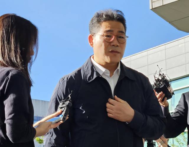 ▲서울동부지검 '세관 마약수사 외압 의혹' 합동수사팀으로 파견이 결정된 백해룡 경정이 16일 서울송파구 동부지검으로 첫 출근하며 취재진 질문에 답하고 있다. 백 경정은 16일 출근길에 취재진과 만나