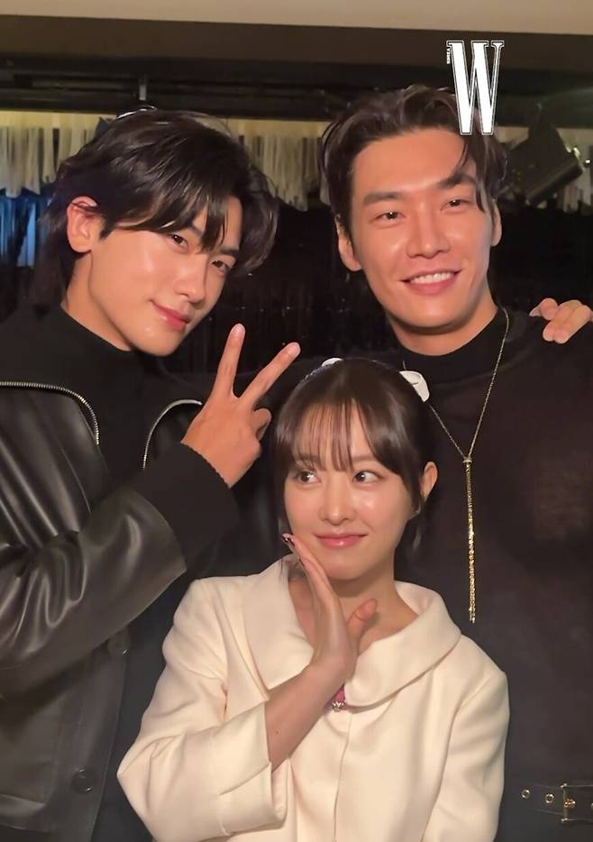 W코리아 SNS에 게재되었던 사진. W코리아 SNS 캡처