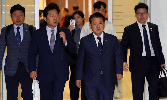 더불어민주당 김병주 재외국민안전대책단장을 비롯한 의원들이 15일 오후 인천국제공항 제2터미널에서 정부합동대응팀과 함께 한국인 대상 취업사기·납치·감금 범죄가 빈번하게 발생하고 있는 캄보디아로 출국하고 있다. 왼쪽부터 홍기원, 황명선, 김병주, 임호선 의원. 인천공항=뉴시스