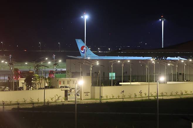 캄보디아 온라인 사기에 가담해 구금된 한국인들 탑승한 버스가 17일(현지시간) 캄보디아 프놈펜 인근 테초국제공항에서 송환을 위해 마련된 전세기로 향하고 있다. 프놈펜=연합뉴스