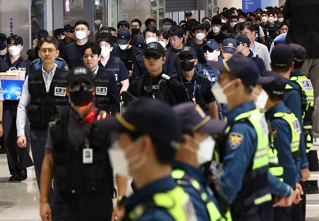 캄보디아 온라인 사기에 가담해 구금된 한국인들이 18일 오전 인천국제공항 제2터미널을 통해 송환되고 있다. 이날 송환에는 경찰 호송조 190여명이 투입됐다. 영종도=연합뉴스