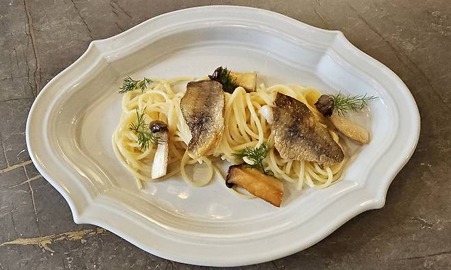 조기를 올린 앤초비 파스타