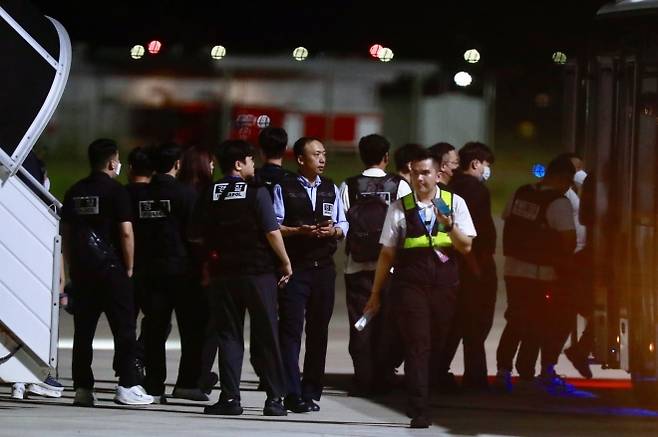 2025년 10월 17일(현지시간) 캄보디아 프놈펜 인근 테초국제공항에서 한국 경찰관들이 이동하고 있다. 캄보디아와 한국 당국은 온라인 사기 등 범죄에 연루돼 구금되거나 구조된 한국인 64명의 송환을 위해 전세기를 공동 운항했다. EPA 연합뉴스