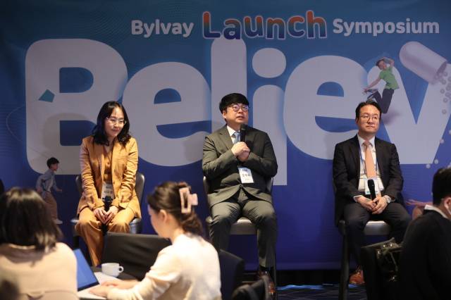 서지현(왼쪽부터) 경상국립대병원 소아청소년과 교수, 오석희 서울아산병원 소아청소년과 교수, 고홍 세브란스병원 소아청소년과 교수가 17일 기자간담회에서 PFIC 환자와 가족들의 어려움에 대해 설명하고 있다. 사진 제공=입센코리아