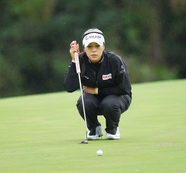 그린을 읽고 있는 윤이나. 사진 제공=BMW 레이디스 챔피언십 조직위