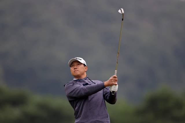 1번 홀 아이언 샷하는 이상희. 사진 제공=KPGA