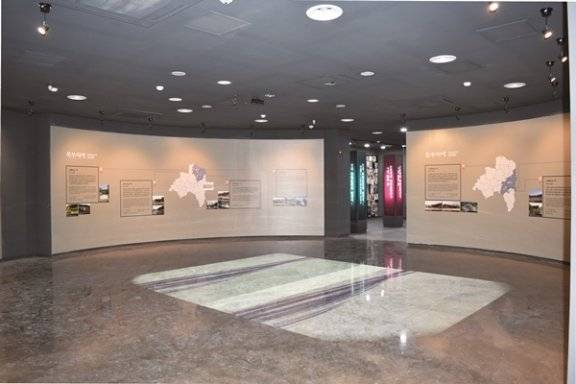 경상북도독립운동기념관의 제2전시관 안동실. 경북 독립운동의 뿌리인 안동 전통마을의 항일투쟁을 소개하고 있다. (재)경상북도호국보훈재단&nbsp;