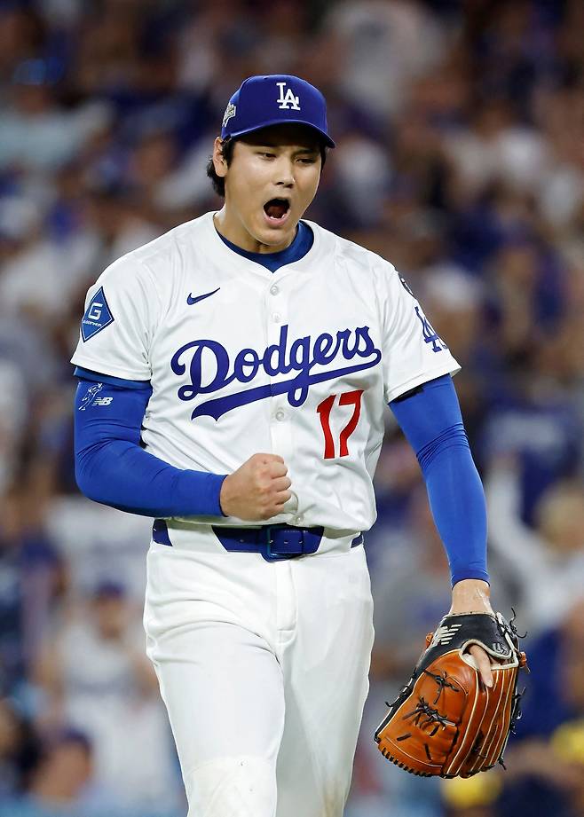 LA 다저스 오타니 쇼헤이가 18일 밀워키와의 NLCS 4차전에서 4회를 삼진으로 마무리한 뒤 포효하고 있다. AFP연합뉴스