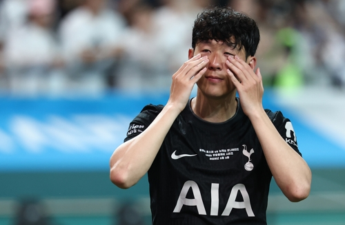 손흥민이 토트넘에서 마지막 경기, 뉴캐슬 유나이티드와 경기를 마친 뒤 눈물을 흘리고 있다. 연합뉴스