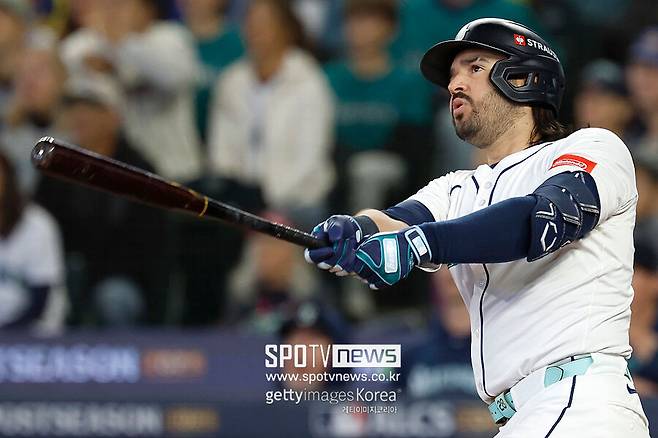 ▲ 에우제니오 수아레스의 방망이가 시애틀 매리너스에 챔피언십시리즈 세 번째 승리를 안겼다.