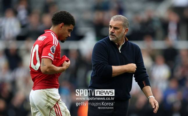 ▲ 포스테코글루는 그리스 동포인 마리나키스 구단주와의 대화도 예고했다. "곧 구단주와 만날 예정"이라고 운을 뗀 포스테코글루 감독은 "지금까지의 과정을 돌아보고 앞으로 필요한 부분을 논의하겠다. 3주 반 만에 날 평가하겠다면 받아들일 수밖에 없다"라고 경질을 받아들이는 뉘앙스였다.