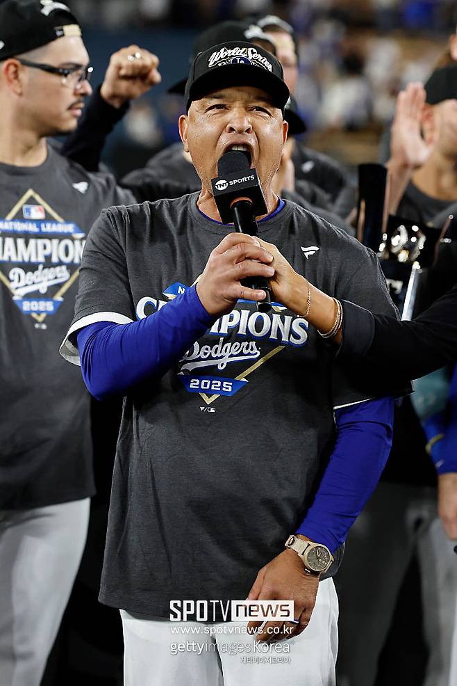 ▲ 내셔널리그 챔피언십시리즈 4차전이 끝나고 다저스 팬들에게 메시지를 전하는 데이브 로버츠 감독.