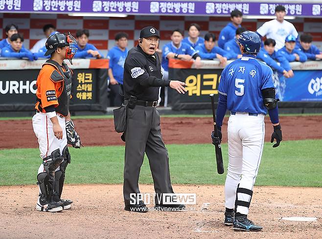 ▲ 폰세의 인터벌에 대해 항의하는 구자욱과 이를 설명하는 박기택 주심 ⓒ곽혜미 기자