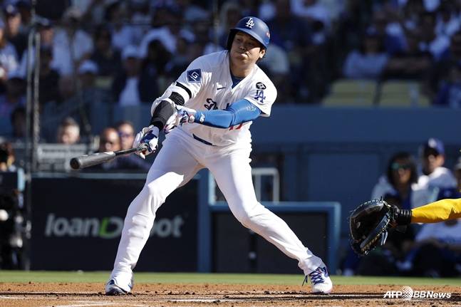 정타는 아니었지만 3루타를 만들어낸 오타니의 타격 모습. /AFPBBNews=뉴스1