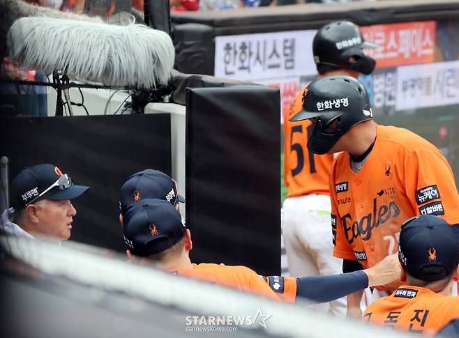 [카메라톡스]손아섭 투수앞 내야땅볼에 '제 허리 휜거 보셨죠? 내손이 빨랐지요' 김태연