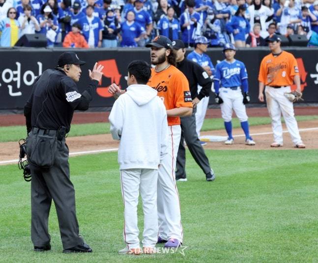 박기택 주심(맨 왼쪽)이 18일 한화와 2025 KBO 포스트시즌 플레이오프 1차전 3회초 무사 1, 3루에서 폰세의 투구 인터벌을 지적하고 있다. /사진=강영조 선임기자