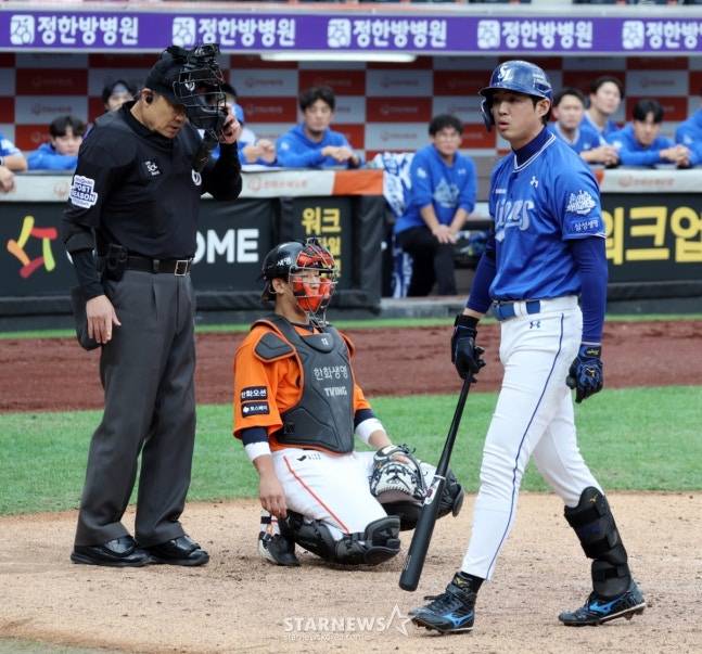 삼성 구자욱(맨 오른쪽)이 18일 한화와 2025 KBO 포스트시즌 플레이오프 1차전 3회초 무사 1, 3루에서 폰세의 투구 인터벌에 항의하고 있다. /사진=강영조 선임기자