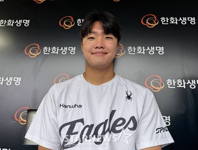 한화 정우주가 취재진과 인터뷰를 하고 있다. /사진=양정웅 기자