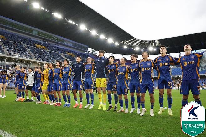 울산HD 선수들이 18일 오후 2시 울산 문수축구경기장에서 열린 하나은행 K리그1 2025 33라운드 경기가 끝난 뒤 승리 세리머니하고 있다. /사진=한국프로축구연맹 제공