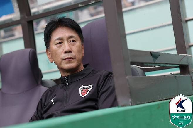 박태하 포항 스틸러스 감독이 18일 오후 2시 서울월드컵경기장에서 열린 하나은행 K리그1 2025 33라운드에서 경기장을 바라보고 있다. /사진=한국프로축구연맹 제공