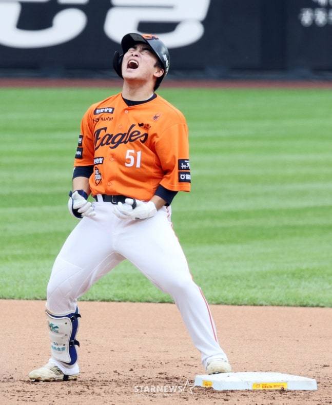 한화 문현빈이 18일 대전한화생명볼파크에서 열린 2025 KBO 포스트시즌 플레이오프 1차전 2회말 2사 만루에서 싹쓸이 2루타를 터트린 후 환호하고 있다. /사진=강영조 선임기자