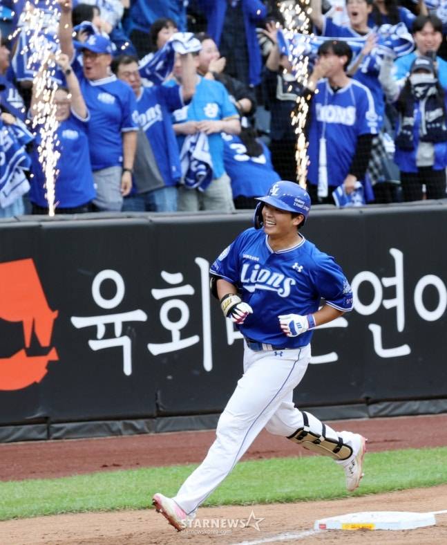 삼성 김태훈이 18일 대전한화생명볼파크에서 열린 2025 KBO 포스트시즌 플레이오프 1차전 4회초 선두타자로 나와 역전 솔로홈런을 터트린 후 홈인하고 있다. /사진=강영조 선임기자