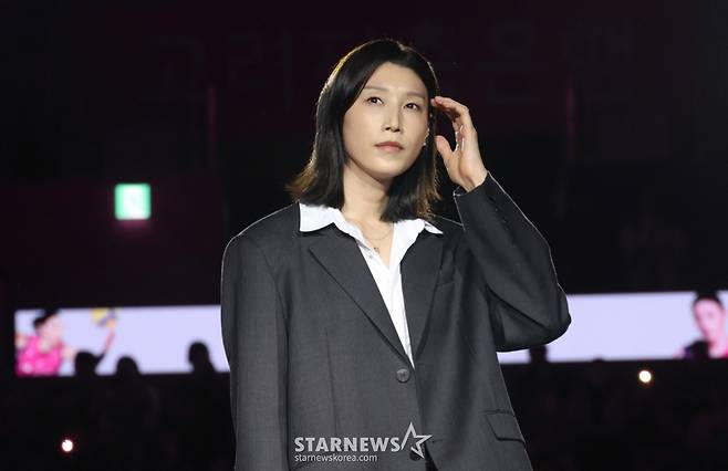 2025-2026시즌 V리그 여자부 개막전 흥국생명 대 정관장 경기가 18일 인천 삼산월드체육관에서 열렸다.  경기 후 배구여제 김연경 은퇴식이 열렸다. 김연경이 팬들과 인시하고 있다,  한국 배구의 '살아있는 전설' 김연경의 등번호 10번이 영구 결번으로 지정됐다. /사진=김진경 대기자