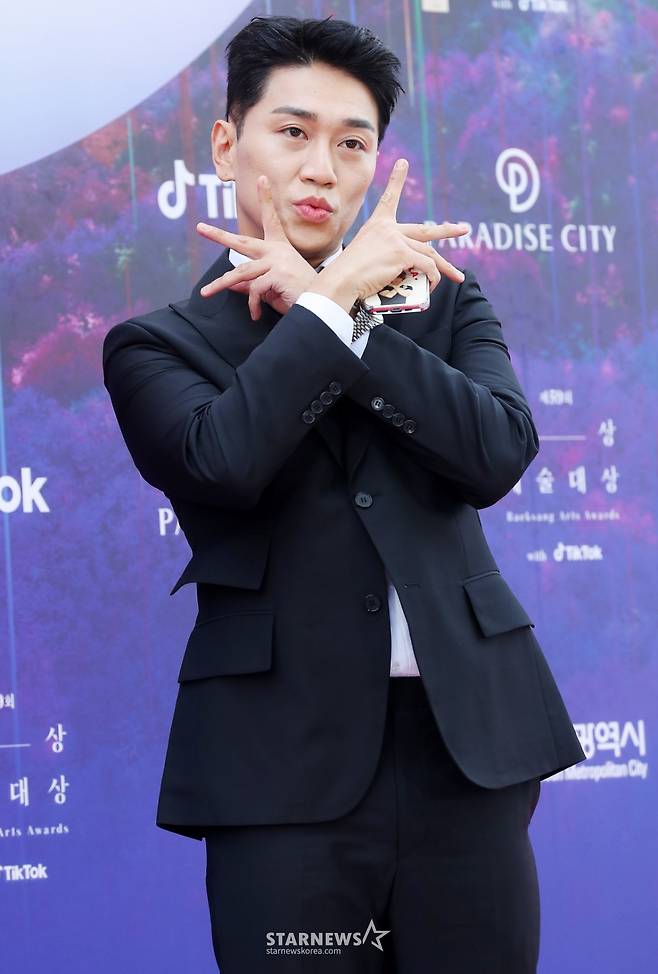 코미디언 김경욱이 28일 오후 인천 중구 파라다이스시티에서 진행된 '제59회 백상예술대상' 레드카펫 행사에 참석해 포즈를 취하고 있다.   '백상예술대상'은 지난 1년간 TV·영화·연극 분야에서 활약한 대중문화 예술계 종사자들이 총출동해 축제를 즐기고 서로를 격려한다. 2023.04.28