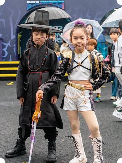 넷플릭스 애니메이션 ‘케이팝 데몬 헌터스’ 주인공 헌트릭스의 루미, 사자보이즈의 진우로 분장한 초등학생 김가은 양(오른쪽)과 김가율 군.&nbsp;홍태식